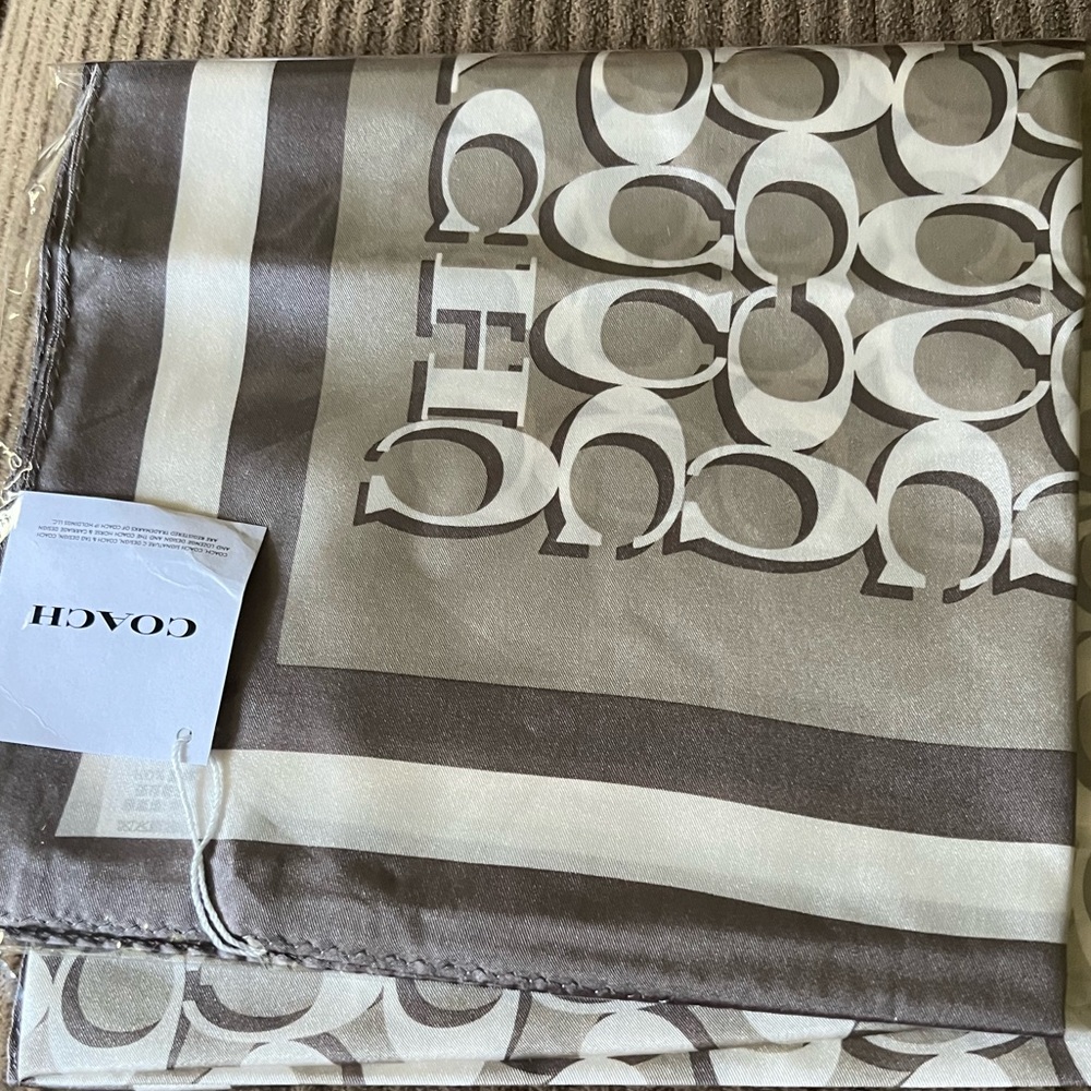 Coach Signature Print Silk Square Scarf nwt in packaging - Picture 2 of 3